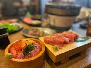 僕の大好きな『極上炭火焼肉』がお手頃価格食べられちゃうお店『焼肉たしろ』さんに行ってきました! ここ『たしろ』さんは10年以上地元に愛されている炭火で極上焼肉を堪能出来るお店で何よりコスパも最高のお店です😊 駅近なのに隣の敷地に駐車場が2台あるので安心して車でも行けちゃいます! ちなみにお肉は佐賀牛を使用されているようでPayPayでのお支払いも出来るのは良いですねポイ活してる方にもお薦めです😁 卓上にはタレ、白タレ、レモン、岩塩、ブラックペッパー、辛みそ、ニンニクが置いてあり肉1枚1枚を味変しながら食べられちゃうのが僕の中でポイント高しです! ちなみに外から七輪を持ってきてくれて焼くんですが、上部にダクトはなく壁に換気扇があるタイプのお店なので、結構煙たいのとお洋服に匂いがつくのを気にされる方も多いかもしれませんが、逆に僕はそれが焼肉ガッツリ食べてる感がでて大好きなお店です(笑) ちなみに僕の大好物は 牛トロにぎり3貫890円+1貫300円 もうねー、一言で言うと口の中で溶けます(笑) 最近お肉の握りを出すお店は多いと思うのですが、僕は『たしろ』さんの握りがダントツで大好きです! マジ感動できると思うので絶対にお薦め! うにいくらのせ牛とろ丼1780円 こっちはウニ、イクラ、卵黄まで入ってて、ネギダレや海苔も合わさって贅沢過ぎの美味すぎでヤバイ! そして痛風気味の僕の体にもヤバい(笑) そんな僕も食べずにはいられないメニューです😂 たしろカルビ680円 店名が付いているだけに推しメニューと思い毎回、注文させていただくのですが柔らかくこれも美味いし安いのでお薦め! 中落カルビ、ハラミなんかもお手頃価格なのに最高に美味しくてお薦めです😊 ちなみに『たしろ』さんのタレなのか、ご飯との相性が最高すぎるんです! 最後の方とか、オッサンの僕は肉が重くなってきたら白ご飯に焼肉のタレとキムチで、ひたすら白ご飯を食べ続けてました(笑) 肉寿司系ももちろんめちゃくちゃ美味いし、上カルビ・上ロース・上ハラミの定番メニューも最高に美味しいお店『焼肉のたしろ』さん、お近くにいらした方、そしてご近所の皆様でまだ『たしろ』さんに行ったことない方も是非お薦めです! #焼肉たしろ #大野城 #焼肉 #福岡グルメ #焼肉屋 #焼肉ディナー #焼肉グルメ #大野城グルメ #大野城市グルメ #大野城焼肉 #福岡焼肉 #春日原駅 #春日原駅近く #福岡 #福岡県 #錦町 #錦町グルメ #福岡県グルメ #福岡県大野城市 #大野城市錦町