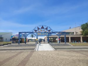 海の中道サンシャインプールに行ってきました！  前日入りしてホテルに泊まって早朝から並んびに行ったのですが噂には聞いてたけど朝7時から並んでる家族とか居てマジでディズニーランドばり😂  営業前開始前の早朝のはずなのに30度を越える猛暑日で凍らせたアクエリアスとともに僕の体力も溶けちゃいました(笑)  行列に並んでやっと入場できたのですが今度はバス乗場でも行列ッ！  この暑いなかバスを待たずに徒歩で行く勇者達を尻目に、中年の僕はバス乗場に並んだのですがバス乗場のテントが狭すぎてほぼ皆入れずに紫外線に焼かれとるやないかーい😩  やっと到着して日陰をGETしてテントを設置したのですが、日陰でも低温火傷しそうなくらいに地面が熱くなっているのでテント&レジャーシートは絶対必要だと思います😊  でもやっぱりプールに飛び込むと気持ちよくて遊びにきた甲斐がありました😁  熱さで体力は消耗したけどサンシャインプール、大人も楽しめました！  ちなみに日焼け止め&ラッシュガード&日傘でフル装備していったけど次の日、日光アレルギーの僕は顔が晴れて目があかなかったです(笑)  #海ノ中道 #海ノ中道サンシャインプール #サンシャインプール  #海ノ中道海浜公園 #福岡県福岡市東区西戸崎 #福岡 #福岡県 #福岡県 #福岡市 #福岡市東区 #西戸崎 #福岡県福岡市