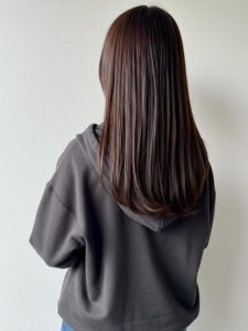 大野城髪質改善美容室Lien hair design(リアンヘアデザイン)『美髪ストレートダークショコラ』スタイルのお客様です！  ダークカラーのツヤ髪ストレートスタイル。髪質改善ストレートで驚くほど扱いやすく、オイルで仕上げれば、さらに艶感アップ。オフィスにもぴったりで、大人女子にオススメのスタイルです😊  リアンの大人気メニュー美髪チャージが、ヒト幹細胞と高濃度水素を贅沢に使用しトリプルプローチにより、カラーをしながら髪だけでなく頭皮のエイジングケアもできちゃうのでトップのボリュームも改善しつつ、これからのダメージまで防げるようにパワーアップしちゃいました(о´∀`о)  更に今、話題の超音波ケアアイロン『ケアプロ』&『モイストバブル』を使用することによりパワーアップした『美髪チャージ』なら、こちらのお客様の毛先部分のビリビリになった髪も2回、３回とやればやるほどに修復していけると思います！  もし他店での施術失敗で毛先がビリビリになってしまわれたお客様も諦めずに1度、髪を見せていただけたらと思います( ＾ω＾ )  そして今、話題の『マイクロファインバブル』を使用することにより美髪チャージの力を120％まで引き上げてくれます(σ≧▽≦)σ  こちらのメニューは、こんな方にお薦め！   ・髪の毛のダメージが気になる ・カラーやブリーチをしている ・髪の毛を伸ばしたいが伸ばせない ・髪の毛がパサつく、引っかかりがある ・髪の毛のツヤがほしい  本気で髪の毛を良くしたい方必見！  月1回の施術いただくことをお薦めします(^_^)  新システムによりグレードアップした『美髪チャージプレミアムカラー』で さわればわかる！さわりたくなる髪を手に入れてみませんか(^^)   美髪チャージメニュー  美髪チャージプレミアムトリートメント　￥12000～  美髪チャージプレミアムカラー ￥18000～  美髪チャージプレミアムデジタルパーマ ￥24000～  美髪チャージプレミアム美革ストレート ￥29000 ～  ※ご予約はお電話または公式LINEアカウントで承らせていただいております！ (公式LINEアカウントはホームページのトップ画面からご登録いただけます)  「髪質改善」美容室 リアン ヘアデザイン  福岡県大野城市中央２丁目１−１３  tel:092-593-3339  ※完全マンツーマンサロンですので、 お電話の対応、施術、会計など 全てひとりで担当させていただいております。 そのため施術中はお電話が取れない場合がございます。 その際は折り返しご連絡をさせていただきます。  「髪質改善専門サロン」Lien hair design（リアンヘアデザイン）｜福岡 大野城市駅すぐの美容室  #Lienhairdesign #リアンヘアデザイン #福岡美容室 #大野城美容室 #大野城髪質改善 #福岡髪質改善 #髪質改善 #縮毛矯正 #頭皮診断 #艶髪 #くせ毛 #アホ毛 #枝毛 #パサつき #ダメージヘア #40代髪質改善 #福岡 #福岡県 #大野城 #大野城市 #福岡県大野城市 #大野城市中央  #福岡県大野城市中央