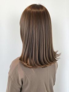 大野城髪質改善美容室Lien (リアン)美髪チャージプレミアム美肌カラーを使った『艶めくショコラベージュ』スタイルのお客様です！  大人の透明感を叶えるショコラベージュカラー。ハイライトで立体感を出し、柔らかい印象に。ストレートアイロンでツヤを出し、オイルで仕上げたスタイルです😊  リアンの大人気メニュー美髪チャージが、ヒト幹細胞と高濃度水素を贅沢に使用しトリプルプローチにより、カラーをしながら髪だけでなく頭皮のエイジングケアもできちゃうのでトップのボリュームも改善しつつ、これからのダメージまで防げるようにパワーアップしちゃいました(о´∀`о)  更に今、話題の超音波ケアアイロン『ケアプロ』&『モイストバブル』を使用することによりパワーアップした『美髪チャージ』なら、こちらのお客様の毛先部分のビリビリになった髪も2回、３回とやればやるほどに修復していけると思います！  もし他店での施術失敗で毛先がビリビリになってしまわれたお客様も諦めずに1度、髪を見せていただけたらと思います( ＾ω＾ )  そして今、話題の『マイクロファインバブル』を使用することにより美髪チャージの力を120％まで引き上げてくれます(σ≧▽≦)σ  こちらのメニューは、こんな方にお薦め！   ・髪の毛のダメージが気になる ・カラーやブリーチをしている ・髪の毛を伸ばしたいが伸ばせない ・髪の毛がパサつく、引っかかりがある ・髪の毛のツヤがほしい  本気で髪の毛を良くしたい方必見！  月1回の施術いただくことをお薦めします(^_^)  新システムによりグレードアップした『美髪チャージプレミアムカラー』で さわればわかる！さわりたくなる髪を手に入れてみませんか(^^)   美髪チャージメニュー  美髪チャージプレミアムトリートメント　￥12000～  美髪チャージプレミアムカラー ￥18000～  美髪チャージプレミアムデジタルパーマ ￥24000～  美髪チャージプレミアム美革ストレート ￥29000 ～  ※ご予約はお電話または公式LINEアカウントで承らせていただいております！ (公式LINEアカウントはホームページのトップ画面からご登録いただけます)  「髪質改善」美容室 リアン ヘアデザイン  福岡県大野城市中央２丁目１−１３  tel:092-593-3339  ※完全マンツーマンサロンですので、 お電話の対応、施術、会計など 全てひとりで担当させていただいております。 そのため施術中はお電話が取れない場合がございます。 その際は折り返しご連絡をさせていただきます。  「髪質改善専門サロン」Lien hair design（リアンヘアデザイン）｜福岡 大野城市駅すぐの美容室  #Lienhairdesign #リアンヘアデザイン #福岡美容室 #大野城美容室 #大野城髪質改善 #福岡髪質改善 #髪質改善 #縮毛矯正 #頭皮診断 #艶髪 #くせ毛 #アホ毛 #枝毛 #パサつき #ダメージヘア #40代髪質改善 #福岡 #福岡県 #大野城 #大野城市 #福岡県大野城市 #大野城市中央  #福岡県大野城市中央 #ハイライト #福岡ハイライト #ハイライト福岡