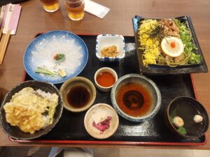 先日『旬彩炙りダイニング からと屋』さんに、お邪魔してきました！  ここ『からと屋』さんは和定食・海鮮丼各種・ふく料理をメインに隣の唐戸市場から毎日新鮮な魚介類を仕入れ熟練の職人が素材一つ一つ丹念に調理し、お昼は釜で炊いたご飯と共に食べれるのですが、夜は鮮魚や地元の食材を刺身と炙り料理などと一緒に豊富なドリンクメニューを関門海峡の夜景を眺めながら贅沢な時をお過ごせちゃうお店です 😊 今回、瓦そば名物を贅沢に楽しめちゃう『下関名物御膳』と『海鮮丼』に、下関はくじらの街として陸揚げ日本一ということなので『くじら色々盛り合わせ』を注文することにしました！  瓦そばも海鮮丼も激ウマだったのですが『くじら色々盛り合わせ』が、まさにその名の通り鯨のベーコン(畝須)、さえずり(舌)、おばいけ(尻尾)、ひゃくろう(腸)など普段、福岡ではなかなか食べることができない部位なども食べることができ感動的に美味しかったです😁  今まで何度か鯨のベーコンは食べたことがあったのですが、こんなに口の中いっぱいに海を感じることができたのは初めてだったかも😚  もし下関に行かれる方『からと屋』さんの是非お薦めです！  #からと屋 #カモンワーフ  #山口 #山口県 #山口グルメ #山口県グルメ #山口ランチ #下関 #下関グルメ #下関市 #下関ランチ #下関ふぐ #下関市グルメ #下関市ランチ #唐戸 #唐戸市場 #唐戸グルメ #唐戸ランチ #唐戸町 #山口県下関市 #山口県下関 #下関市唐戸 #ランチ #グルメ #ふぐ #フグ #瓦そば #くじら #クジラ #鯨