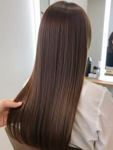 大野城髪質改善美容室Lien hair design(リアンヘアデザイン)美髪チャージプレミアム美革ストレートを使用した『美髪ストレート艶ブラウン』スタイルのお客様です！  思わず触れたくなる艶やかなストレートヘア。髪質改善ストレートでダメージレスに。オイルでまとまりと潤いをプラス。上品で大人フェミニンなスタイルです😊  リアンの大人気メニュー美髪チャージが、ヒト幹細胞と高濃度水素を贅沢に使用しトリプルプローチにより、カラーをしながら髪だけでなく頭皮のエイジングケアもできちゃうのでトップのボリュームも改善しつつ、これからのダメージまで防げるようにパワーアップしちゃいました(о´∀`о)  更に今、話題の超音波ケアアイロン『ケアプロ』&『モイストバブル』を使用することによりパワーアップした『美髪チャージ』なら、こちらのお客様の毛先部分のビリビリになった髪も2回、３回とやればやるほどに修復していけると思います！  もし他店での施術失敗で毛先がビリビリになってしまわれたお客様も諦めずに1度、髪を見せていただけたらと思います( ＾ω＾ )  そして今、話題の『マイクロファインバブル』を使用することにより美髪チャージの力を120％まで引き上げてくれます(σ≧▽≦)σ  こちらのメニューは、こんな方にお薦め！   ・髪の毛のダメージが気になる ・カラーやブリーチをしている ・髪の毛を伸ばしたいが伸ばせない ・髪の毛がパサつく、引っかかりがある ・髪の毛のツヤがほしい  本気で髪の毛を良くしたい方必見！  月1回の施術いただくことをお薦めします(^_^)  新システムによりグレードアップした『美髪チャージプレミアムカラー』で さわればわかる！さわりたくなる髪を手に入れてみませんか(^^)   美髪チャージメニュー  美髪チャージプレミアムトリートメント　￥12000～  美髪チャージプレミアムカラー ￥18000～  美髪チャージプレミアムデジタルパーマ ￥24000～  美髪チャージプレミアム美革ストレート ￥29000 ～  ※ご予約はお電話または公式LINEアカウントで承らせていただいております！ (公式LINEアカウントはホームページのトップ画面からご登録いただけます)  「髪質改善」美容室 リアン ヘアデザイン  福岡県大野城市中央２丁目１−１３  tel:092-593-3339  ※完全マンツーマンサロンですので、 お電話の対応、施術、会計など 全てひとりで担当させていただいております。 そのため施術中はお電話が取れない場合がございます。 その際は折り返しご連絡をさせていただきます。  「髪質改善専門サロン」Lien hair design（リアンヘアデザイン）｜福岡 大野城市駅すぐの美容室  #Lienhairdesign #リアンヘアデザイン #福岡美容室 #大野城美容室 #大野城髪質改善 #福岡髪質改善 #髪質改善 #縮毛矯正 #頭皮診断 #艶髪 #くせ毛 #アホ毛 #枝毛 #パサつき #ダメージヘア #40代髪質改善 #40代縮毛矯正 #福岡 #福岡県 #大野城 #大野城市 #福岡県大野城市 #大野城市中央  #福岡県大野城市中央 #髪質改善縮毛矯正 #美容室大野城 #縮毛矯正大野城 #下大利美容室 #大野城縮毛矯正 #大野城市美容室 #大野城市美容院 #大野城駅美容室