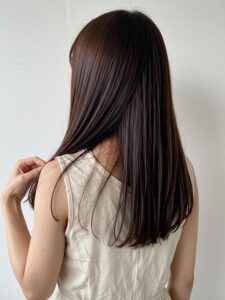 大野城髪質改善美容室Lien hair design(リアンヘアデザイン)美髪チャージプレミアムトリートメントを使用した『大人色気漂う美髪ストレート』スタイルのお客様です😊  思わず触れたくなるような、艶やかなストレートヘア。髪の芯から潤う髪質改善で、まとまりやすく扱いやすい美髪へ。オイルを馴染ませて、輝くツヤ髪を叶えます！  リアンの大人気メニュー美髪チャージが、ヒト幹細胞と高濃度水素を贅沢に使用しトリプルプローチにより、カラーをしながら髪だけでなく頭皮のエイジングケアもできちゃうのでトップのボリュームも改善しつつ、これからのダメージまで防げるようにパワーアップしちゃいました(о´∀`о)  更に今、話題の超音波ケアアイロン『ケアプロ』&『モイストバブル』を使用することによりパワーアップした『美髪チャージ』なら、こちらのお客様の毛先部分のビリビリになった髪も2回、３回とやればやるほどに修復していけると思います！  もし他店での施術失敗で毛先がビリビリになってしまわれたお客様も諦めずに1度、髪を見せていただけたらと思います( ＾ω＾ )  そして今、話題の『マイクロファインバブル』を使用することにより美髪チャージの力を120％まで引き上げてくれます(σ≧▽≦)σ  こちらのメニューは、こんな方にお薦め！   ・髪の毛のダメージが気になる ・カラーやブリーチをしている ・髪の毛を伸ばしたいが伸ばせない ・髪の毛がパサつく、引っかかりがある ・髪の毛のツヤがほしい  本気で髪の毛を良くしたい方必見！  月1回の施術いただくことをお薦めします(^_^)  新システムによりグレードアップした『美髪チャージプレミアムカラー』で さわればわかる！さわりたくなる髪を手に入れてみませんか(^^)   美髪チャージメニュー  美髪チャージプレミアムトリートメント　￥12000～  美髪チャージプレミアムカラー ￥18000～  美髪チャージプレミアムデジタルパーマ ￥24000～  美髪チャージプレミアム美革ストレート ￥29000 ～  ※ご予約はお電話または公式LINEアカウントで承らせていただいております！ (公式LINEアカウントはホームページのトップ画面からご登録いただけます)  「髪質改善」美容室 リアン ヘアデザイン  福岡県大野城市中央２丁目１−１３  tel:092-593-3339  ※完全マンツーマンサロンですので、 お電話の対応、施術、会計など 全てひとりで担当させていただいております。 そのため施術中はお電話が取れない場合がございます。 その際は折り返しご連絡をさせていただきます。  「髪質改善専門サロン」Lien hair design（リアンヘアデザイン）｜福岡 大野城市駅すぐの美容室  #Lienhairdesign #リアンヘアデザイン #福岡美容室 #大野城美容室 #大野城髪質改善 #福岡髪質改善 #髪質改善 #縮毛矯正 #頭皮診断 #艶髪 #くせ毛 #アホ毛 #枝毛 #パサつき #ダメージヘア #40代髪質改善 #福岡 #福岡県 #大野城 #大野城市 #福岡県大野城市 #大野城市中央  #福岡県大野城市中央 #美容室大野城 #縮毛矯正大野城 #下大利美容室 #大野城縮毛矯正 #大野城市美容室 #大野城市美容院 #大野城駅美容室