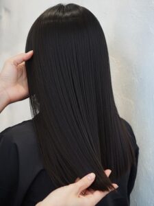 大野城髪質改善美容室Lien hair design(リアンヘアデザイン)美髪チャージプレミアムトリートメントを使用した『漆黒ストレート』スタイルのお客様です！  サラツヤ髪が叶う、ストレートヘア。髪質改善で毛先までまとまり、美しいシルエットに。オイルで仕上げれば、上品な印象に😊  リアンの大人気メニュー美髪チャージが、ヒト幹細胞と高濃度水素を贅沢に使用しトリプルプローチにより、カラーをしながら髪だけでなく頭皮のエイジングケアもできちゃうのでトップのボリュームも改善しつつ、これからのダメージまで防げるようにパワーアップしちゃいました(о´∀`о)  更に今、話題の超音波ケアアイロン『ケアプロ』&『モイストバブル』を使用することによりパワーアップした『美髪チャージ』なら、こちらのお客様の毛先部分のビリビリになった髪も2回、３回とやればやるほどに修復していけると思います！  もし他店での施術失敗で毛先がビリビリになってしまわれたお客様も諦めずに1度、髪を見せていただけたらと思います( ＾ω＾ )  そして今、話題の『マイクロファインバブル』を使用することにより美髪チャージの力を120％まで引き上げてくれます(σ≧▽≦)σ  こちらのメニューは、こんな方にお薦め！   ・髪の毛のダメージが気になる ・カラーやブリーチをしている ・髪の毛を伸ばしたいが伸ばせない ・髪の毛がパサつく、引っかかりがある ・髪の毛のツヤがほしい  本気で髪の毛を良くしたい方必見！  月1回の施術いただくことをお薦めします(^_^)  新システムによりグレードアップした『美髪チャージプレミアムカラー』で さわればわかる！さわりたくなる髪を手に入れてみませんか(^^)   美髪チャージメニュー  美髪チャージプレミアムトリートメント　￥12000～  美髪チャージプレミアムカラー ￥18000～  美髪チャージプレミアムデジタルパーマ ￥24000～  美髪チャージプレミアム美革ストレート ￥29000 ～  ※ご予約はお電話または公式LINEアカウントで承らせていただいております！ (公式LINEアカウントはホームページのトップ画面からご登録いただけます)  「髪質改善」美容室 リアン ヘアデザイン  福岡県大野城市中央２丁目１−１３  tel:092-593-3339  ※完全マンツーマンサロンですので、 お電話の対応、施術、会計など 全てひとりで担当させていただいております。 そのため施術中はお電話が取れない場合がございます。 その際は折り返しご連絡をさせていただきます。  「髪質改善専門サロン」Lien hair design（リアンヘアデザイン）｜福岡 大野城市駅すぐの美容室  #Lienhairdesign #リアンヘアデザイン #福岡美容室 #大野城美容室 #大野城髪質改善 #福岡髪質改善 #髪質改善 #縮毛矯正 #頭皮診断 #艶髪 #くせ毛 #アホ毛 #枝毛 #パサつき #ダメージヘア #40代髪質改善 #福岡 #福岡県 #大野城 #大野城市 #福岡県大野城市 #大野城市中央  #福岡県大野城市中央 #美容室大野城 #リアン福岡 #Lien美容室 #縮毛矯正大野城 #下大利美容室 #大野城縮毛矯正 #大野城市美容室 #大野城市美容院 #大野城駅美容室 #美容室リアン #美容室福岡 #美髪矯正福岡 #髪質改善ストレート