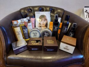 大野城美容室Lien(リアン)2025年の福袋のお渡しがスタートしております！  お写真は3万円コースの福袋となっております😊  リアンでも大人気のOggiotto(オッジィオット)やファンデーション、N.シリーズなどなど豪華なオマケが付いてきちゃいます！  シャンプー、トリートメントなどケア商品を中心とした福袋やドライヤー、ストレイヤーなどのアイロン類、脱毛器、美顔器などのスキンケア機器など機材系を中心とした福袋もご用意させていただいております😁  今年は30個限定で福袋をお作りさせていたはだきますのでご予約お待ちしております！  １万円コース(ケア商品限定)  ３万円コース(ケア商品orドライヤーなど美容機材)  5万円コース(ケア商品orドライヤーなど美容機材)  ７万円コース(ケア商品or美顔器や脱毛器など美容機材)  こちら年に１度の大赤字セールとなっておりますので既存のお客様限定福袋となっております！  今年の福袋をお渡しさせていただいた瞬間の皆様の笑顔に癒され励まされております😁  #美容室 #美容院 #福袋 #oggiotto  #オッジィオット #福岡 #福岡県 #大野城 #大野城市 #春日市 #太宰府 #太宰府市 #筑紫野 #筑紫野市  #福岡県春日市  #福岡県大野城市  #福岡県太宰府市 #福岡県筑紫野市  #大野城駅 #水城  #水城駅  #下大利  #下大利駅  #白木原  #白木原駅 #福岡市  #福岡美容室  #大野城市美容室  #大野城美容室  #春日市美容室 