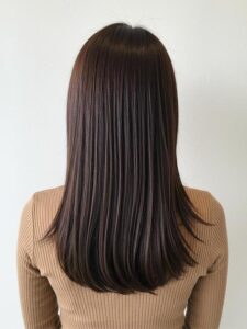 大野城髪質改善美容室Lien hair design(リアンヘアデザイン)美髪チャージを使用した『美髪ストレート×ショコラ』スタイルのお客様です😊  チョコレートのような艶やかなダークブラウンが美しいストレートヘア。髪質改善で手触りも滑らかに。オイルを馴染ませて、上品なツヤ感を演出したスタイルです！  リアンの大人気メニュー美髪チャージが、ヒト幹細胞と高濃度水素を贅沢に使用しトリプルプローチにより、カラーをしながら髪だけでなく頭皮のエイジングケアもできちゃうのでトップのボリュームも改善しつつ、これからのダメージまで防げるようにパワーアップしちゃいました(о´∀`о)  更に今、話題の超音波ケアアイロン『ケアプロ』&『モイストバブル』を使用することによりパワーアップした『美髪チャージ』なら、こちらのお客様の毛先部分のビリビリになった髪も2回、３回とやればやるほどに修復していけると思います！  もし他店での施術失敗で毛先がビリビリになってしまわれたお客様も諦めずに1度、髪を見せていただけたらと思います( ＾ω＾ )  そして今、話題の『マイクロファインバブル』を使用することにより美髪チャージの力を120％まで引き上げてくれます(σ≧▽≦)σ  こちらのメニューは、こんな方にお薦め！   ・髪の毛のダメージが気になる ・カラーやブリーチをしている ・髪の毛を伸ばしたいが伸ばせない ・髪の毛がパサつく、引っかかりがある ・髪の毛のツヤがほしい  本気で髪の毛を良くしたい方必見！  月1回の施術いただくことをお薦めします(^_^)  新システムによりグレードアップした『美髪チャージプレミアムカラー』で さわればわかる！さわりたくなる髪を手に入れてみませんか(^^)   美髪チャージメニュー  美髪チャージプレミアムトリートメント　￥12000～  美髪チャージプレミアムカラー ￥18000～  美髪チャージプレミアムデジタルパーマ ￥24000～  美髪チャージプレミアム美革ストレート ￥29000 ～  ※ご予約はお電話または公式LINEアカウントで承らせていただいております！ (公式LINEアカウントはホームページのトップ画面からご登録いただけます)  「髪質改善」美容室 リアン ヘアデザイン  福岡県大野城市中央２丁目１−１３  tel:092-593-3339  ※完全マンツーマンサロンですので、 お電話の対応、施術、会計など 全てひとりで担当させていただいております。 そのため施術中はお電話が取れない場合がございます。 その際は折り返しご連絡をさせていただきます。  「髪質改善専門サロン」Lien hair design（リアンヘアデザイン）｜福岡 大野城市駅すぐの美容室  #Lienhairdesign #リアンヘアデザイン #福岡美容室 #大野城美容室 #大野城髪質改善 #福岡髪質改善 #髪質改善 #縮毛矯正 #頭皮診断 #艶髪 #くせ毛 #アホ毛 #枝毛 #パサつき #ダメージヘア #40代髪質改善 #福岡 #福岡県 #大野城 #大野城市 #福岡県大野城市 #大野城市中央  #福岡県大野城市中央