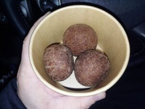 これ絶対うまいやつぅ~♪︎
これ絶対うまいやつぅ～😚

今、話題のやつを食べてきました😁
そうッ！

セブンイレブン「お店で揚げたショコラボール3個入」です😊

セブンイレブンで2月3日から発売されているのですが

セブン、バカうま！品切れ続出「全国民食べるべき」「美味すぎてひっくり返った」「みんな食べてえ」

等々の評判を聞いて早速買いにいってみたのですが暖かくてフワフワのショコラボールの中から、生チョコのような濃厚なショコラソースがトロけてきちゃいます！

そしてそのショコラクリームをモチっとした食感のショコラ生地で包まれているのですが、これが美味しくないわけがない😍

税込230円と価格もお手頃なので是非、店頭で見つけた方お薦めでーす！

#お店で揚げたショコラボール
#セブン
#セブンイレブン
#ショコラボール 
#セブンスイーツ