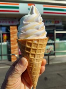 「もはやフルーツ」と話題のセブンイレブンの「チョコレートバンク ワッフルコーン ショコラ&カカオフルーツ」早速食べてみました!
ネットでは「サッパリして美味しい!」「ペロリと食べられて○」などの話題となっている、こちらが「チョコレートバンク ワッフルコーン ショコラ&カカオフルーツ」
価格は、358円(税込3867円)です😊
セブンイレブンの「チョコレートバンク ワッフルコーン ショコラ&カカオフルーツ」は、鎌倉発のチョコレートブランドCHOCOLATE BANKが監修した一品で否が応でも期待が膨らんじゃいます!
ホワイトショコラアイスとカカオフルーツアイスの2種類を一度に味わえる、新感覚のワッフルコーンです😁
CHOCOLATE BANKのカカオバターを使用したこだわりのホワイトショコラアイスと、さわやかなカカオフルーツアイス、カカオフルーツソースを巻いた、3つの味わいが楽しめるアイス!
あまり食通じゃない僕にはライチの風味を強く感じたのですが、さっぱりして激ウマです😚
希少素材「カカオフルーツ」が持つさわやかな酸味と華やかな味わいを、ワッフルコーンで表現!
チョコレート原料としてのカカオとフルーツとしてのカカオを同時に楽しめる、期間限定のワッフルコーンとなっています😍
隠し味のライチ果汁が「チョコなのにフルーティ」という不思議な味わいをさらに増長させることに貢献しています!
ただでさえライチ大好きな僕には堪らない一品となってます😋
なんかこれ食べてると学生時代、毎日冷凍ライチを1袋食べて、おかんに怒られていたことや焼肉の食べ放題に行ってライチのみを食べて帰ってきたことを思い出します(笑)
印象としては確かに、これはもはやフルーツ!
ホワイトショコラのコクのある甘みに、トロピカルで爽やかな酸味が重なり合う味わいが魅力です。
「カカオフルーツ」は、チョコレートの原料となるカカオ豆を包んでいる白い果肉(カカオパルプ)のこと。
僕はネーミングだけ聞いてチョコレートアイスをそうぞうしていたのですが、まさかのホワイトだった原因が分かりました😂
さわやかな酸味が特長で、カカオ産地でしかほとんど味わうことができない希少なフルーツとして近年注目を浴びているらしいです(笑)
ホワイトショコラはとてもクリーミーで濃厚なのに、ライチの香りが爽やかさと華やかさを表現しているので、甘すぎるのが苦手な方も美味しく食べれると思います!
ざくざく食感のワッフルコーンの中までアイスがぎっしり詰まっており、その場で作りたてのような食感にも感動です😁
最近のアイスって何でモナカやコーンが湿気ないのか不思議です😌
もうこんなん無限に食べれちゃいそうです(笑)
アイス大好きな皆様、そしてセブンスイーツの大ファンの皆様、是非1度食べてみてください!
激ウマなのでお薦めでーす😊
#チョコレートバンク
#ワッフルコーン
#セブンイレブンスイーツ
#福岡
#大野城市