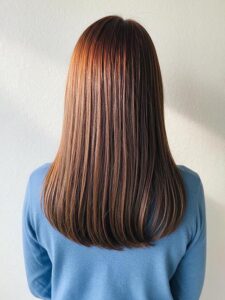 大野城髪質改善美容室Lien(リアン)『美髪チャージプレミアム美肌カラー　ヒト幹細胞コース』を使用した『ショコラベージュストレート』スタイルのお客様です！

ツヤ感と透明感を両立したショコラベージュカラー。ストレートヘアで上品な印象に。オイルを馴染ませるだけの簡単スタイリングなので朝も楽チンです😊

リアンの大人気メニュー美髪チャージが、ヒト幹細胞と超高濃度水素を贅沢に使用しトリプルプローチにより、ヘアカラーをしながら髪だけでなく頭皮のエイジングケアもできちゃうのでトップのボリュームも改善しつつ、これからのダメージまで防げるようにパワーアップしちゃいました(о´∀`о)

更に今、話題の超音波ケアアイロン『ケアプロ』&『モイストバブル』を使用することによりパワーアップした『美髪チャージ』なら、こちらのお客様の毛先部分のビリビリになった髪も2回、３回とやればやるほどに修復していけると思います！

もし他店での施術失敗で毛先がビリビリになってしまわれたお客様も諦めずに1度、髪を見せていただけたらと思います( ＾ω＾ )

そして今、話題の『マイクロファインバブル』を使用することにより美髪チャージの力を120％まで引き上げてくれます(σ≧▽≦)σ

こちらのメニューは、こんな方にお薦め！ 

・髪の毛のダメージが気になる
・カラーやブリーチをしている
・髪の毛を伸ばしたいが伸ばせない
・髪の毛がパサつく、引っかかりがある
・髪の毛のツヤがほしい

本気で髪の毛を良くしたい方必見！

月1回の施術いただくことをお薦めします(^_^)

新システムによりグレードアップした『美髪チャージプレミアムカラー』で
さわればわかる！さわりたくなる髪を手に入れてみませんか(^^) 

美髪チャージメニュー

美髪チャージプレミアムトリートメント　￥12000～

美髪チャージプレミアムカラー
￥18000～

美髪チャージプレミアムデジタルパーマ
￥24000～

美髪チャージプレミアム美革ストレート
￥29000 ～

※ご予約はお電話または公式LINEアカウントで承らせていただいております！
(公式LINEアカウントはホームページのトップ画面からご登録いただけます)

「髪質改善」美容室 リアン ヘアデザイン

福岡県大野城市中央２丁目１−１３

tel:092-593-3339

※完全マンツーマンサロンですので、
お電話の対応、施術、会計など
全てひとりで担当させていただいております。
そのため施術中はお電話が取れない場合がございます。
その際は折り返しご連絡をさせていただきます。

「髪質改善専門サロン」Lien hair design（リアンヘアデザイン）｜福岡 大野城市駅すぐの美容室

#大野城美容室 
#福岡髪質改善 
#髪質改善 
#白髪予防 
#頭皮改善 