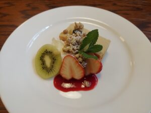 最近、純喫茶が流行っていると聞いて八幡東区にある中央区商店街の一角に、レトロな雰囲気が漂う、なんと1968年にオープンした昔ながらの喫茶店「Cafe de Frou Frou 喫茶フルフル」さんに行ってきました！

商店街の中にあるので駐車場がないのですが、商店街のすぐとなりにコインパーキングがあるので車で行きたい方も安心して行けちゃいます😊

店内に入ると、外観同様の落ち着いた雰囲気で居心地が抜群です！

カレーやピラフ、ナポリタンなど昔ながらの喫茶店メニューが中心なのですがケーキ系やワッフルなどのデザートメニューもありました😁

最後の8枚目の写真がオープンから人気のカフェゼリー『モカパフェ』です！
甘さ控えめのホイップに、懐かしい味のバニラアイス、1968年から変わらない水出しコーヒーを使用したカフェゼリーで、なんか僕が普段食べてるコーヒーゼリーと一味違う味わいで激ウマでした😚

ほどよい硬さで甘さ控えめのカフェゼリーには、こちらの自家製シロップをかけて食べることで味変しながら食べれちゃいます😁

落ち着いた雰囲気が漂う店内で、昔から変わらない味が楽しめる「Cafe de Frou Frou 喫茶フルフル」さん純喫茶にハマってる方も、今風のカフェが大好きな方も楽しめるカフェだと思うので是非お薦めです！

■Cafe de Frou Frou 喫茶フルフル■

〒805-0019 福岡県北九州市八幡東区中央2丁目15−17

#北九州カフェ
#北九州喫茶店
#福岡
#北九州
#八幡