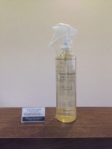 大野城予防美容専門美容室Lien hair design(リアンヘアデザイン)から今、爆売れしてる新商品『ナノアミノプレミアム エスタージュミスト』別名(髪と頭皮のファブリーズ)のご紹介です！

ナノアミノプレミアム エスタージュミスト

地肌と髪にWアプローチできる成分を配合し、保湿しながら頭皮環境を整え、 髪の芯から弾力を与え、根本の立ち上がりや髪全体のふんわり感という即時性の効果を実感。

プレシャスブーケの香り
200ml /2,500円　500ml(詰替)/4,600円
※メーカー希望小売価格/サロン専売品

使い方も超簡単ッ！

シャンプー後の濡れた髪と地肌に10〜15cm離してスプレーし、優しくマッサージして馴染ませてからドライヤーで乾かすだけで、ふんわりとしたハリ・コシと潤いを与えます😊
日中の乾燥・パサつきケアやヘアコロンとしても使えちゃう優れもの！ 

具体的な使い方

洗髪後： タオルドライした髪と地肌全体に、適量（頭皮と髪で約10〜15プッシュ目安）をスプレー。

なじませる： 地肌を優しくマッサージし、髪全体に揉み込むことで、成分が浸透してふんわり仕上がる。

乾かす： そのままドライヤーで乾かす。

朝・日中： 寝ぐせ直し、パサつきが気になる時の保湿、香り付けとして使用。 

使用のポイント

地肌環境の改善： 髪だけでなく地肌にもたっぷりつけることで、頭皮の保湿とニオイケア（カキタンニン、チャ葉エキス）。

朝のケア： スタイリング前に使うことで、髪に弾力を与え、根元の立ち上がりをサポート。

継続： 毎日の習慣にすることで、ハリ・コシのある美髪へと導く。 

頭皮環境を整えたい方や、髪のパサつき・ボリューム不足が気になる方に適した、洗い流さないタイプ（アウトバストリートメント）のミストです。 

『ナノアミノプレミアム エスタージュミスト』は

高保湿、ハリコシ、ダメージケア、育毛ケア、血行促進、消臭ケアなど1アイテムで様々なお悩みにアプローチできちゃう優れものなのです！

ちなみにお薦めのお客様は

・髪、頭皮のエイジング変化を感じる方
・髪にハリコシ、ボリュームが欲しい方
・頭皮ケアされたい方

などに、お薦めのアイテムとなっております😊

『ナノアミノプレミアム エスタージュミスト』が気になる方は、お気軽にお申し付けください！

ちなみに僕も愛用しております(笑)

#エイジングケア
#頭皮ケア
#育毛ケア
#福岡美容室
#大野城美容室
