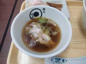 大丸福岡天神店で開催されていた「京都展~花咲く都~」2店舗目は『麺処 虵の目屋』さんに、お邪魔してきました!
▲鰹昆布水 地鶏塩つけそば( 1食) 税込1,900円
※各日限定50食
地鶏の旨みを引き出した塩仕立てのつけ汁。
鶏のコクと塩の輪郭が鰹昆布水に浸した麺と重なり、つけるたびに味わいが深まる一杯。
食べ方にも拘りがあって
①まずは塩、ワサビを麺につけて
②お好みの薬味と一緒につけ汁で
そして最後は鰹昆布水をつけ汁に入れてスープ割にして飲むのですが、もうこれがまた最高に旨いッ!
程よくスープにとろみと昆布の旨味がついて、いくらでも飲めちゃう感じでした😊
最近、糖尿気味なので自分の中でレンゲ3配分まで!
と決めていたのですが『あと一杯だけ…』『もう一口だけ…』と、もう『やめられない、とまらない』美味しさで健康問題のせいで泣く泣く飲み干すのを辞めたのですが最高の美味しさでした😁
福岡での京都展は終わってしまいましたが、もし京都観光などな行かれる方『麺処 虵の目屋』さんお薦めです!
#京都展
#福岡
#つけそば
#虵の目屋
#福岡市