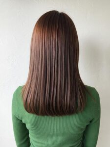 大野城髪質改善美容室Lien(リアン)『美髪チャージプレミアム美肌カラー ヒト幹細胞コース』を使用した『ショコラブラウンストレート』スタイルのお客様です!
落ち着いたショコラブラウンカラーのストレートヘア。髪のツヤを引き出すカラーとカットで、上品で大人な印象に。オイルを馴染ませるだけの簡単スタイリングも魅力のスタイルです😊
リアンの大人気メニュー美髪チャージが、ヒト幹細胞と超高濃度水素を贅沢に使用しトリプルプローチにより、ヘアカラーをしながら髪だけでなく頭皮のエイジングケアもできちゃうのでトップのボリュームも改善しつつ、これからのダメージまで防げるようにパワーアップしちゃいました(о´∀`о)
更に今、話題の超音波ケアアイロン『ケアプロ』&『モイストバブル』を使用することによりパワーアップした『美髪チャージ』なら、こちらのお客様の毛先部分のビリビリになった髪も2回、3回とやればやるほどに修復していけると思います!
もし他店での施術失敗で毛先がビリビリになってしまわれたお客様も諦めずに1度、髪を見せていただけたらと思います( ^ω^ )
そして今、話題の『マイクロファインバブル』を使用することにより美髪チャージの力を120%まで引き上げてくれます(σ≧▽≦)σ
こちらのメニューは、こんな方にお薦め!
・髪の毛のダメージが気になる
・カラーやブリーチをしている
・髪の毛を伸ばしたいが伸ばせない
・髪の毛がパサつく、引っかかりがある
・髪の毛のツヤがほしい
本気で髪の毛を良くしたい方必見!
月1回の施術いただくことをお薦めします(^_^)
新システムによりグレードアップした『美髪チャージプレミアムカラー』で
さわればわかる!さわりたくなる髪を手に入れてみませんか(^^)
美髪チャージメニュー
美髪チャージプレミアムトリートメント ¥12000~
美髪チャージプレミアムカラー
¥18000~
美髪チャージプレミアムデジタルパーマ
¥24000~
美髪チャージプレミアム美革ストレート
¥29000 ~
※ご予約はお電話または公式LINEアカウントで承らせていただいております!
(公式LINEアカウントはホームページのトップ画面からご登録いただけます)
「髪質改善」美容室 リアン ヘアデザイン
福岡県大野城市中央2丁目1−13
tel:092-593-3339
※完全マンツーマンサロンですので、
お電話の対応、施術、会計など
全てひとりで担当させていただいております。
そのため施術中はお電話が取れない場合がございます。
その際は折り返しご連絡をさせていただきます。
「髪質改善専門サロン」Lien hair design(リアンヘアデザイン)|福岡 大野城市駅すぐの美容室
#Lienhairdesign
#リアンヘアデザイン
#福岡美容室
#大野城美容室
#大野城髪質改善
#福岡髪質改善
#髪質改善
#縮毛矯正
#頭皮診断
#艶髪
#くせ毛
#アホ毛
#枝毛
#パサつき
#ダメージヘア
#40代髪質改善
#福岡
#福岡県
#大野城
#大野城市
#福岡県大野城市
#大野城市中央
#福岡県大野城市中央