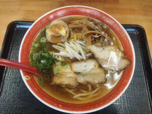 今回はいつも唐戸市場に行く時に気になっていたラーメン屋さん『レトロ門司港ラーメン 大平山 大里店』に、お邪魔してきました！

恐らく門司や下関方面に車で行かれる方は１度は目にしたことのあるラーメン屋さんだと思います😊

いつ前を通っても常に満員で今回は閉店ギリギリの時間だったため奇跡的に駐車場が空いていたので突撃させていただきました！

もうねー先に感想を言わせて貰うと激ウマでした😁

ラーメンは甘みのある醤油スープ！
ほんのり豚骨を感じるがかなりあっさりで昭和の醤油豚骨感があり昭和生まれの僕にドストライク😊
しかしながらいつのまにかクセになる麺は中細麺でチャンポンを食べているような食べやすさ&麺にしっかりとスープが絡んで、どんどん箸が進みます！

もう本当にスープの甘味が癖になる😆
トロトロチャーシュー、もやしもスープが絡んで甘味があって最高ッ！
そして勿論、玉子もスープがよく染みてて甘い😍
メンマも最高に甘くて美味しいのですが、ここでピリッと辛みを感じます！

よく見ると上に胡椒がかかっていたのですが、これが噂の隠し味の赤ゴショーというやつなのか?!

このメンマの上の胡椒をスープに溶かすとガラッ！と味変ができて二度美味しい😁

これは最高に癖になるラーメンでした！

ラーメン大好きな方『レトロ門司港ラーメン 大平山 大里店』是非お薦めです😊

#福岡ラーメン
#北九州ラーメン
#門司ラーメン
#ラーメン
#醤油豚骨