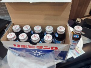 お店の前に明日7月2日(木)からオープンする『ウェルシア薬局』さんからリポビタンDと、ご優待パスポートをいただきました！

7月3日(金)～4日(土)の２日間、何度でも利用できるパスポートみたいです😊

ウェルシアさんありがとうございます！

#ウェルシア 
#大野城
#リポビタンD
#ご優待パスポート
#大野城駅