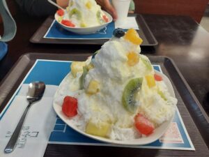 暑い夏の日といえば『かき氷』でしょ🍧

ってことで今年最初の『かき氷』を食べに行ってきました！

『マリンテラスあしや』で、ご飯を食べた後に『海と大地』へ立ち寄りました😊

最初は道の駅と間違えて産直野菜目当てだったのですが、ふと見ると『白ねこ』さんのかき氷が目に飛び込んできました！
そしてまだ限定メニューの白ねこ残ってるとなると、もうこれは食べるしかない😁

行列に並び先に支払い、番号札を受け取ります！
一つずつ丁寧に氷を削るため普段は5分ほどのまちじかんなのですが、祝日ということもあり今回は30分ほど待つことに😄

ちなみに季節のフルーツを使うためスイカがイチゴになったり時期によって違うみたいです。！

フンワリ口溶けの良い氷は練乳の味がついててどこを食べても甘くて美味しい。フルーツも甘く新鮮なものを使っていて贅沢〜❤️
一番人気の白ねこはその後もオーダーが入り続けて15分ほど後には売り切れていました😁🙅

見た目からして『白くま』っぽいんだけど肝心のお味はミルク氷か全体的にほんのり甘く、より柔らかいイメージでしょうか？

といって甘すぎずシツコくないから量的には問題なく、逆に箸を、いやスプーンを進める甘さでしょう！

フルーツの方を際立たせる甘さぐらいで、あくまでも練乳っぽい役割かな？

氷の削り方も流行りの粉雪タイプで、ジャリっと感は皆無、口に入れた瞬間に溶けちゃいます。

だからこそ最初は、これ一人で食べられるか不安だったけど、ペロッとたいらげちゃいました😂

スイカに種があったので好き嫌い分かれるかもしれませんが、スイカの種は実は栄養満点のスーパーフード(ホンマでっか!?TV情報)らしいので僕は地味に嬉しかったです(笑)

若松かき氷『喫茶シロネコ』お薦めです！