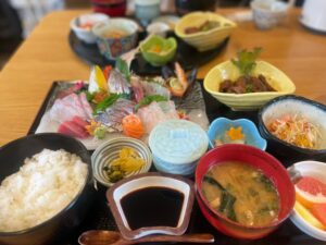 コスパの良い華やかさ満載の海鮮丼定食、魚の素材が違う納得の美味しさに感動!
美味しい魚料理を求めて、佐賀県みやき町 『活魚ランチ専門店 海のる(みのる)』へ行ってきました😊
まず、驚くのは店がある場所です!
海に面しておらず魚介が有名な町でも無く線状降水帯の中、山道を走ります😓
僕も人伝に聞いて初めて行ったので最初、場所を間違えたかと不安になっていたのですが佐賀県みやき町の市街地では無い奥深い田舎の閑静な住宅街の中に店はあります!
店の敷地にある駐車場に車を駐めて2名で初訪問。
すると県外ナンバーの車がズラリと並びます!(ちなみに僕も県外なのですが(笑))
この日は線状降水帯の中お伺いさせていただいたので、運良くスムーズに店内入れたのですが既にたくさんのお客様が😳
その後も次々にお客様が訪れて満席状態。🙀に😁
壁の貼り紙には、「1日のおもてなしできる人数
約30名様程度」の説明書きがあり、お目当ての海鮮丼が売り切れかと思ったのですがギリギリ間に合ったみたいです!
麦茶をいただきながら『上海鮮丼と大えびフライ定食
(あら煮付)』 3,630円と『刺身盛り(1人前)』 1,210円を注文することに😊
注文後、他のお客様の定食が見えるのですがランチメニューも豊富で、どれも美味しそう!
ちなみに前日から予約をしていると予約限定メニューもあるみたいなので、遠方から行かれる方は予約するのも良いかもしれません😌
運ばれてきた海鮮丼定食は、華やかさ満載の定食で、海鮮がびっしり!
もう軽くお椀から溢れちゃってます(笑)
醤油ダレの中に山葵を混ぜたものをかけていただいたのですが、もうこの海鮮が絶品ッ!
そして見た目も華やかで味だけでなく視覚的に、お料理を楽しませてくれちゃいます😚
口の中に運ぶと新鮮な魚特有のコリコリした食感と美味しさに感動!
定食の中身は、あら煮、サラダ、小鉢、漬物、味噌汁、フルーツに茶碗蒸し。
茶碗蒸しも他の店とは違い鯛と海老など海鮮系の茶碗蒸しで、お魚好きさんを喜ばせてくれちゃいます😊
お客様に美味しいと聞いて行ってみたのですが『海のる(みのる)』さん、是非お薦めです!
ちなみに最後にお会計をしている時に気が付いてしまったのですが『伊勢えび造り』※重量によって料金が変更となる場合あり。(刺盛付) 5,500円より
も、あるみたいなので次回は絶対に食べてみたいと思います😁
#海のる
#海鮮丼
#えびフライ
#ランチ
#魚料理