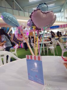 あ盆休み1日目は全国のアイスクリーム食べ放題イベント『ASHIYA ice park』に行ってきました!
こちらのイベントは全国各地のご当地アイスがボートレース芦屋に集合😊
大人も子どもも楽しめる、夏限定のアイスイベントなのですが、なんと!アイスの種類が70種類以上!!
九州ではお馴染みの鹿児島名物の『しろくま』は勿論、東海近畿のドリームジャパンさんの『和栗最中アイス』同じく東海近畿のサンオーネストさんの『駿河国・伊豆園アイスモナカ』大分の『湯布院 豆腐アイス』等々、普段はなかなか食べられない地域のアイスを、ボートレース芦屋で楽しめちゃいます😁
もう軽く食べ過ぎてお腹より、前歯と顎が「キンキンに冷えてやがるっ…!」(逆境無頼カイジ風)とアイスパーク芦屋の中心で叫んでました😂